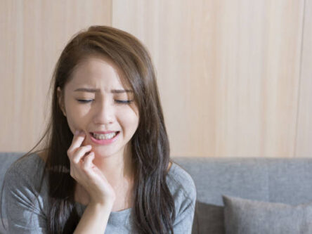虫歯で歯が痛む女性
