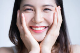 きれいな歯で笑顔の女性